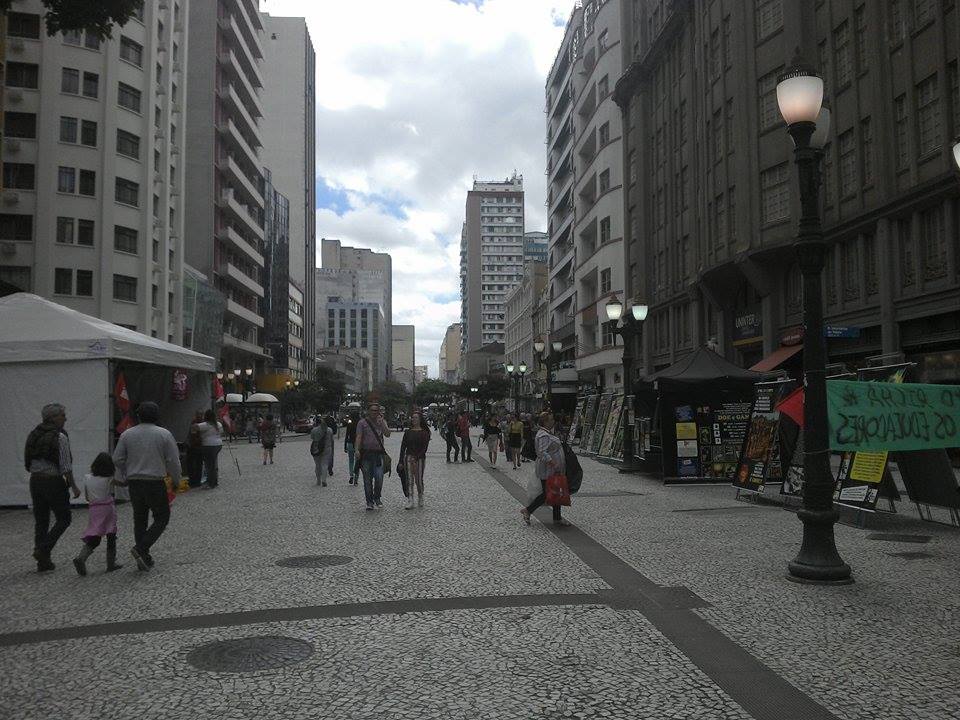 Manifestações não atrapalham comércio na cidade (Foto: Maria Miqueletto)