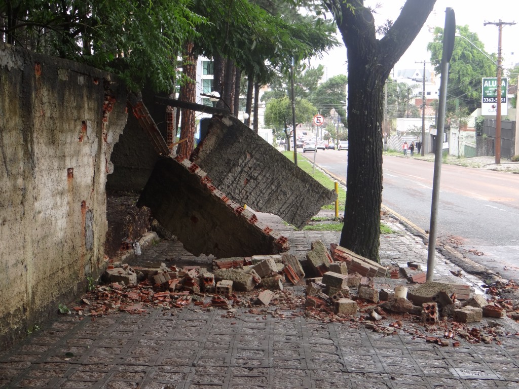 Parte do muro que caiu (Foto: Marcia Faustino)