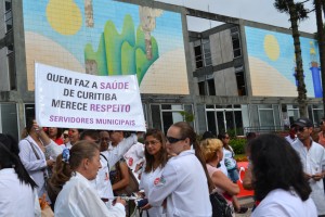 Protesto em frente à prefeitura cobra negociação com prefeito Gustavo Fruet. / Foto: Douglas Maia