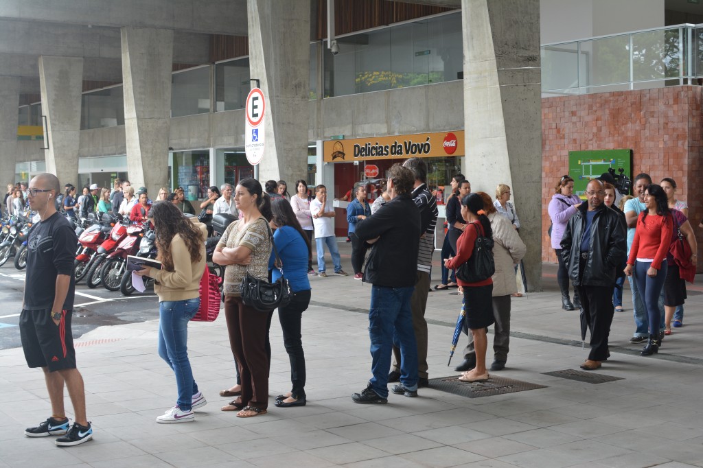 A fila para fazer o cartão transporte e para a recarga estava demorando cerca de uma hora hoje de manhã (Foto:Plínio Lopes)