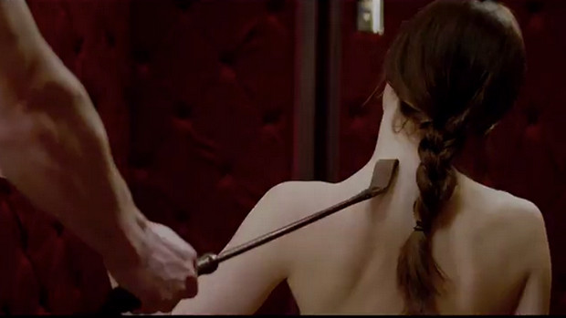 Cena do Filme '50 Tons de Cinza' onde Christian Grey alisa Anastasia com um instrumento utilizado em práticas de BDSM (Foto: Reprodução)