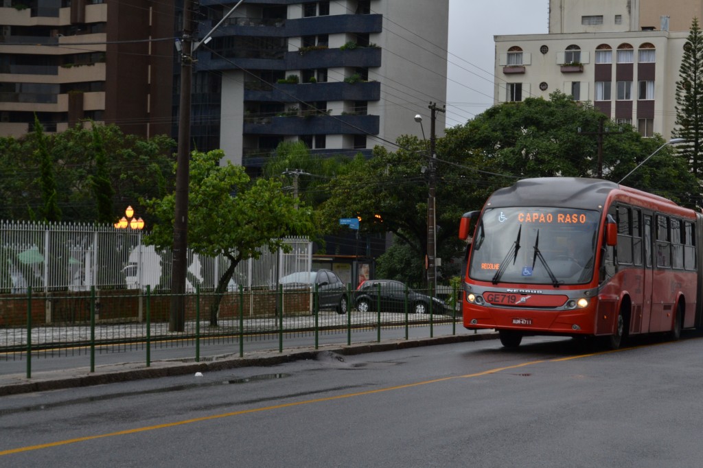 Deformações no asfalto podem aumentar custo operacional do transporte público (Foto Douglas Maia)