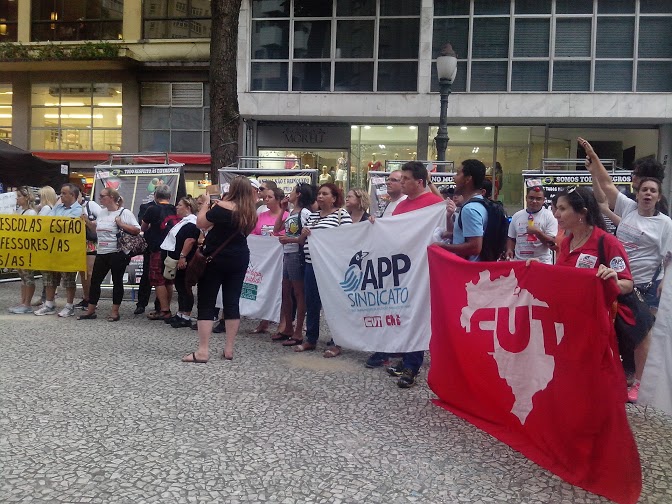 Durante o protesto, professores gritavam: “Richa caloteiro, cadê o meu dinheiro” (Foto: Kaype Abreu)