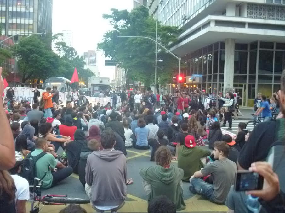 Durante o ato, foi feita uma assembleia para decidir o caminho a ser percorrido (Foto: Lisye Zadorosny)