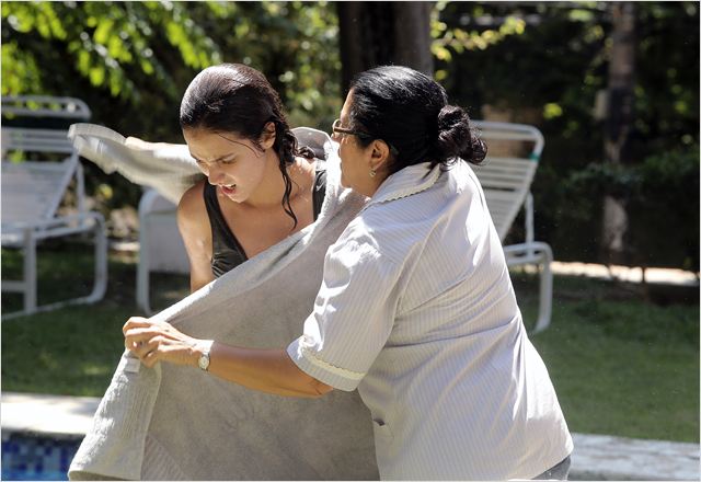 Regina Casé e Camila Márdila retratam bem o conflito entre mãe e filha que, após anos separadas, criaram visões de mundo opostas (Foto: Divulgação)